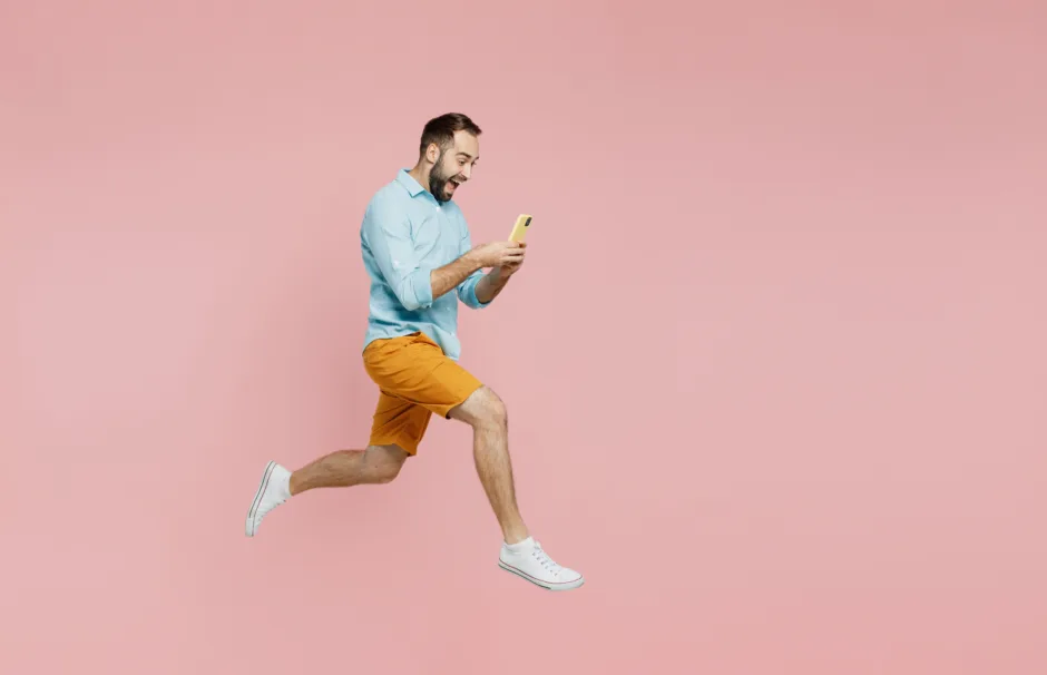 TWIO Mann mit Smartphone in Shorts